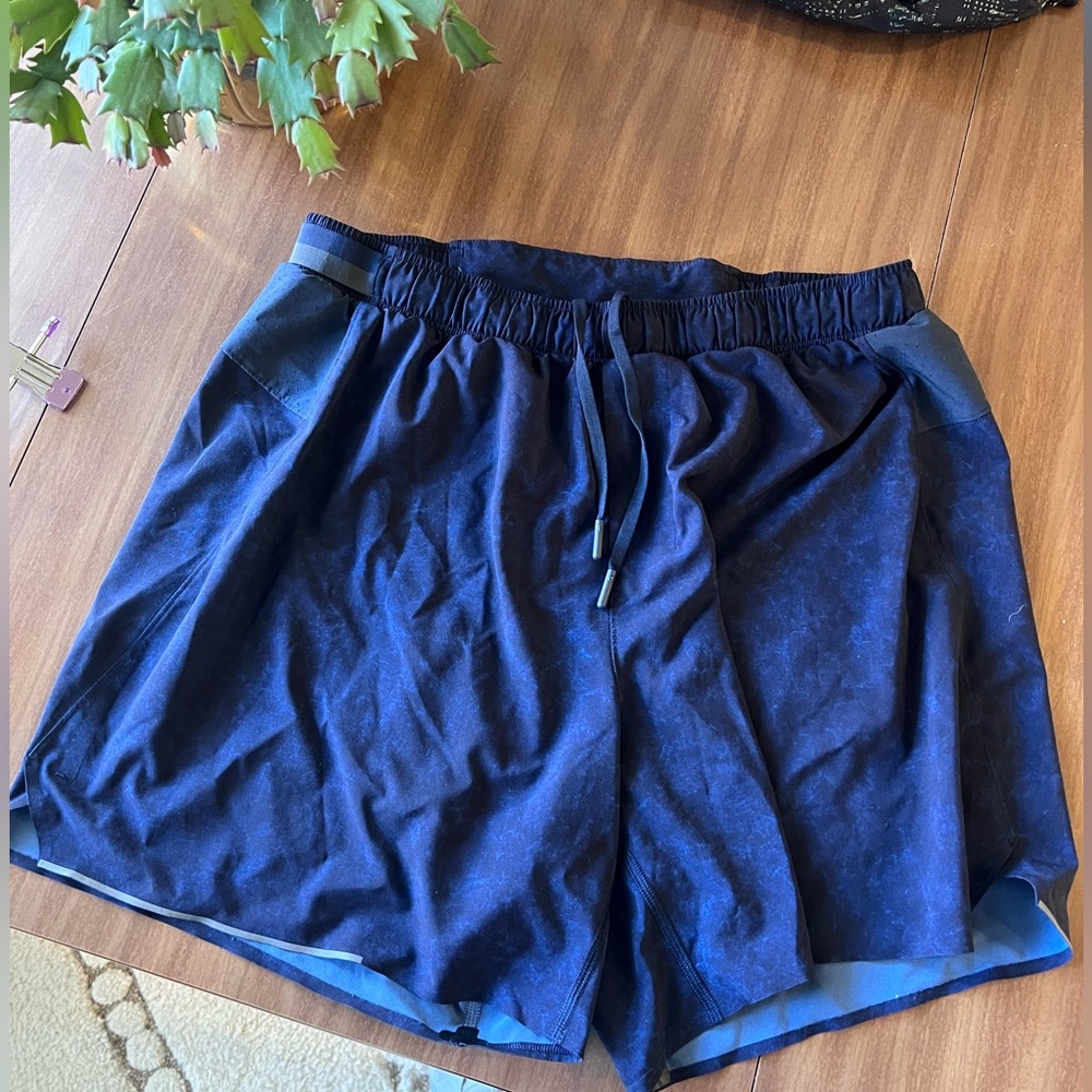 Lululemon T.H.E. Short 7" *Linerless Mens workout running shorts size Medium
